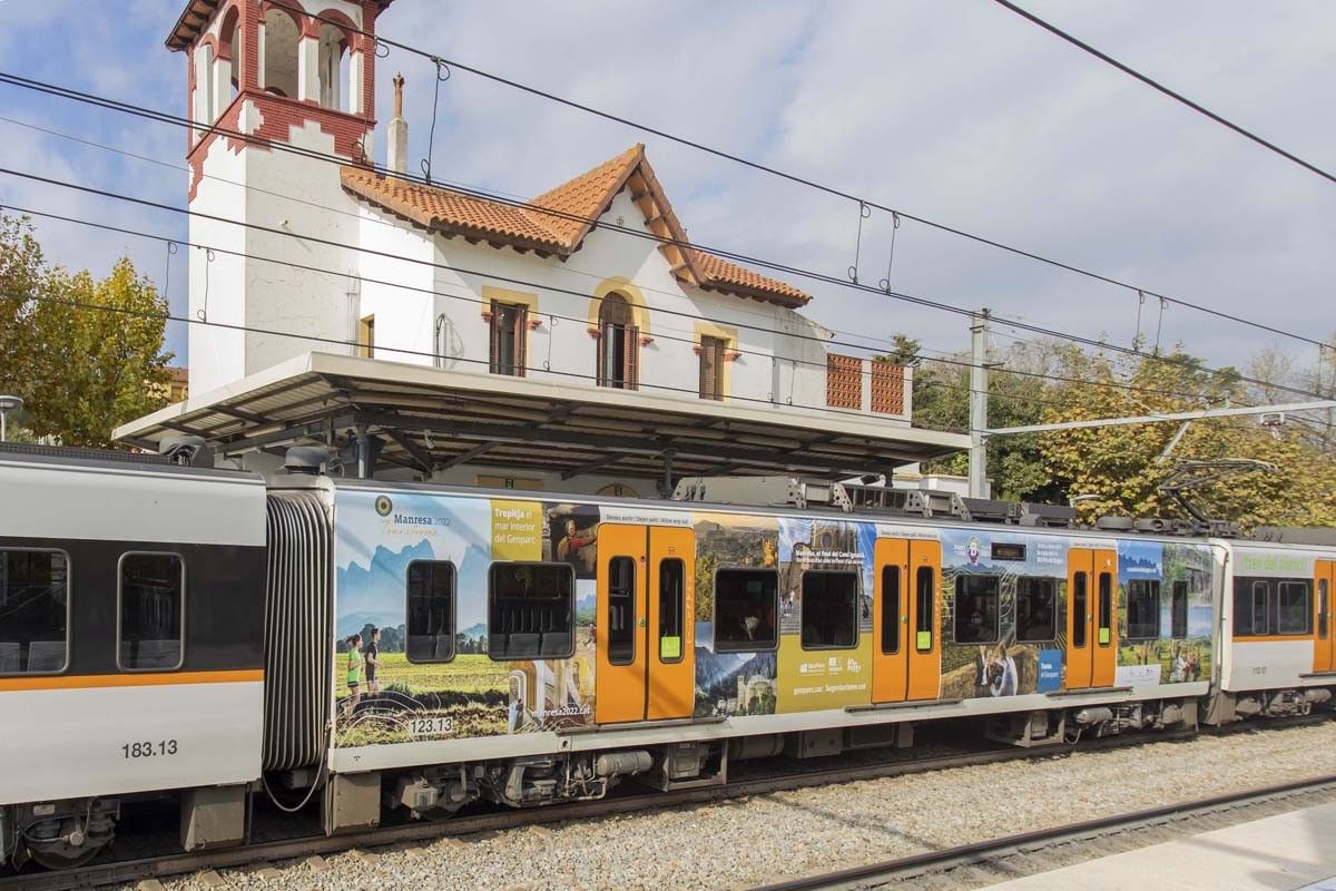 Tren de la línia Barcelona-Vallès amb publicitat del Bages