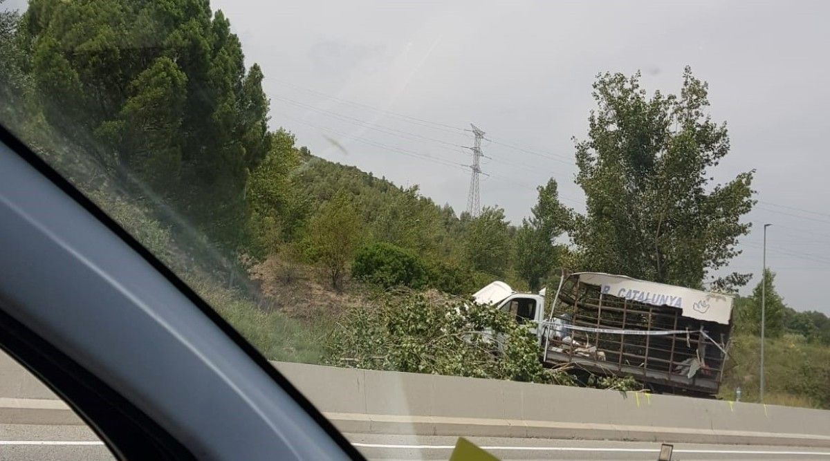 El camió ha bolcat en terme municipal de Castellbell i el Vilar