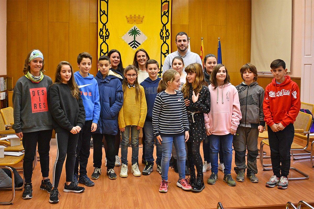 Membres del Consell Municipal dels Infants de Súria amb l'alcalde, la regidora i una tècnica