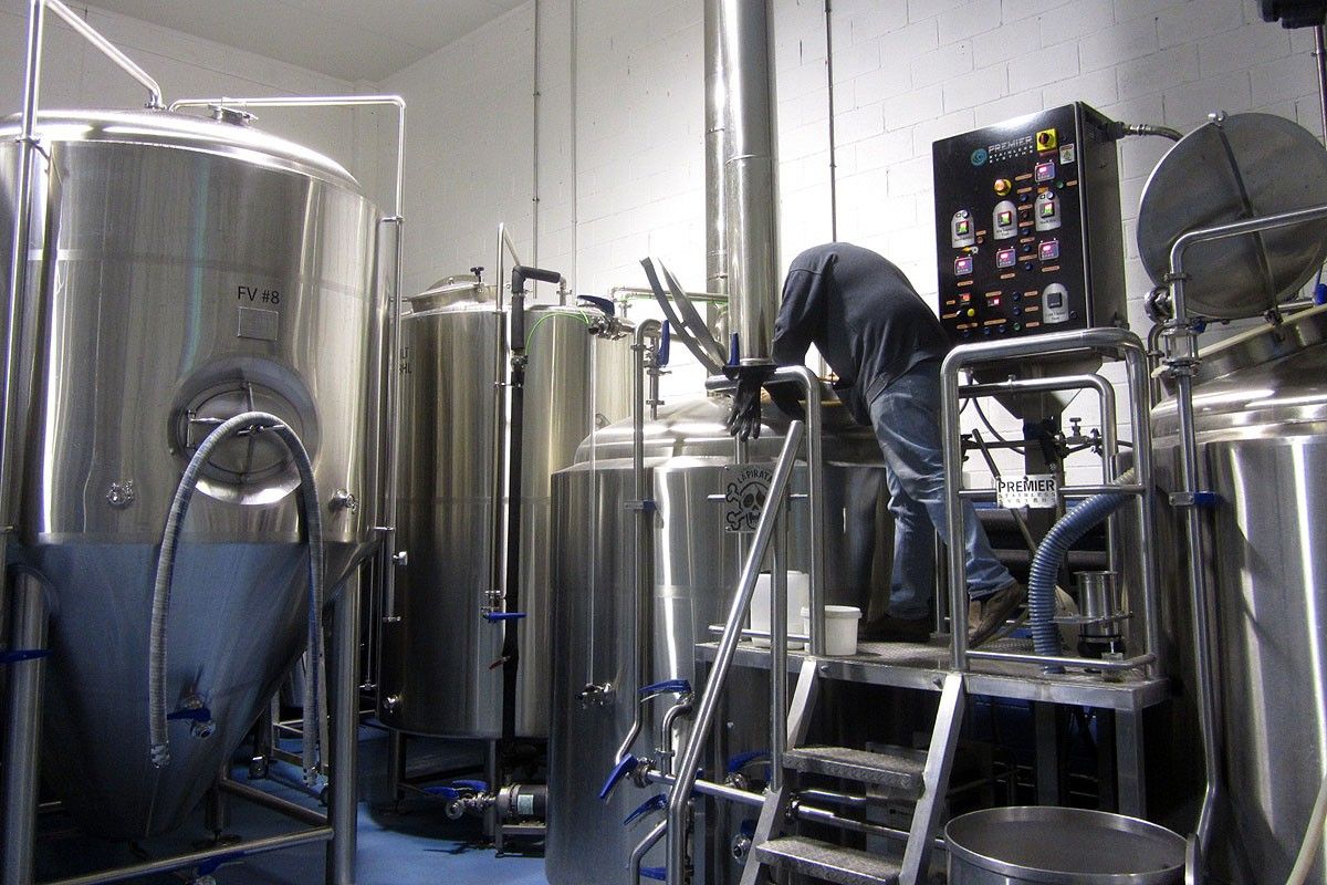 Tècnic de Beer Events realitzant proves a les instal·lacions de Cerveses La Pirata