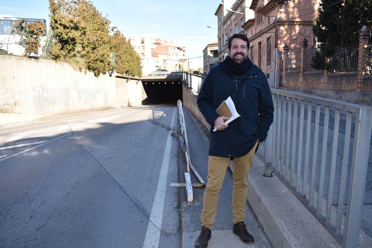 El regidor Jordi Serracanta a l'entrada del túnel del carrer Indústria