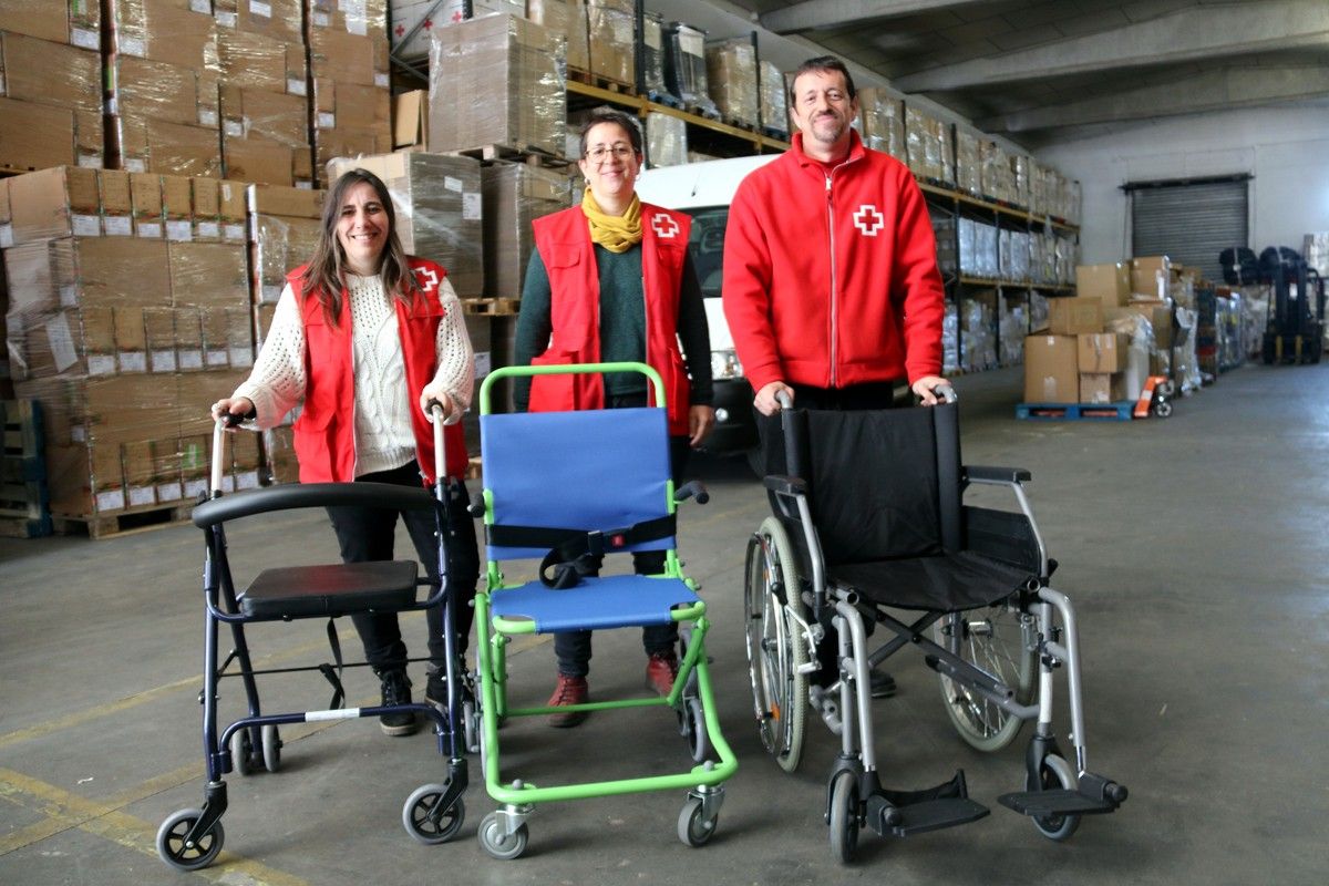 Anna Budia, tècnica de la Gent Gran a Creu Roja Manresa, Helena Cerdan, coordinadora, i Salvador Pulido, tècnic de logística
