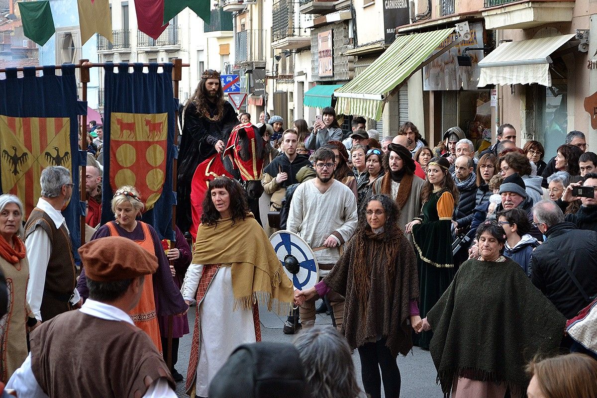 El rei Pere III observa com li ofereixen un ball jueu a l'entrada del carrer del Carme