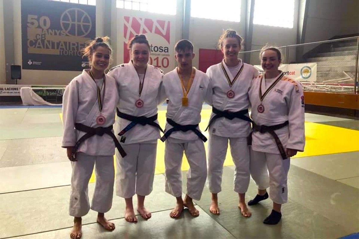 Judokes júnior del Bages i el Moianès amb les seves medalles