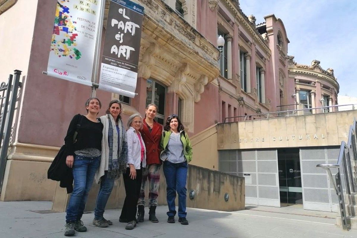 Montse Catalán (al centre) amb algunes de les artistes i impulsores de l'exposició