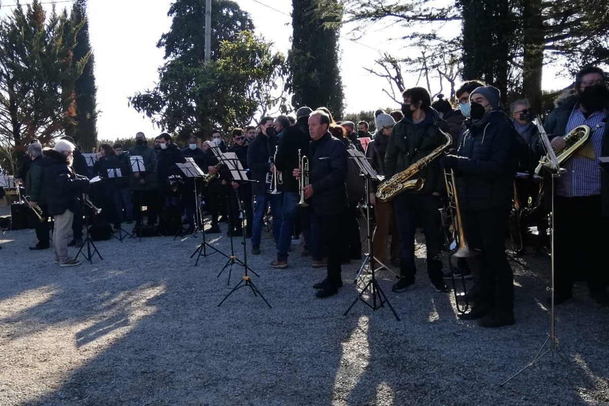 Música a l'exterior de l'església durant el funeral a David Solernou