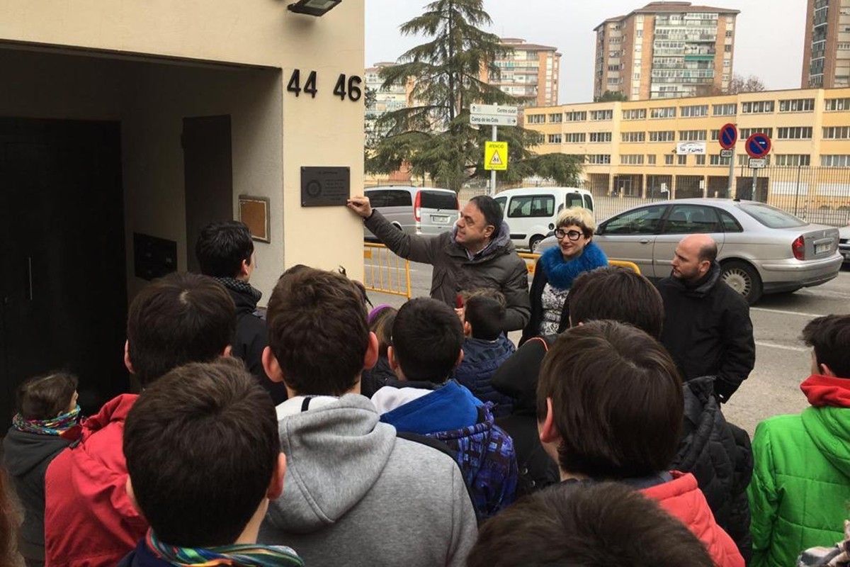 L'alcalde Valentí Junyant descobreix la placa dels 50 anys del Mijac de la Segrada Família