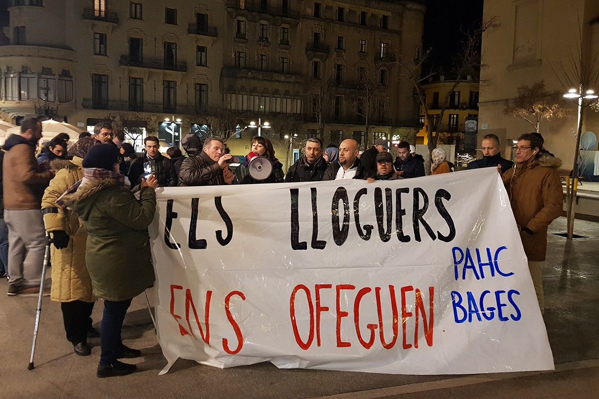 Els activistes concentrats a la plaça Sant Domènec
