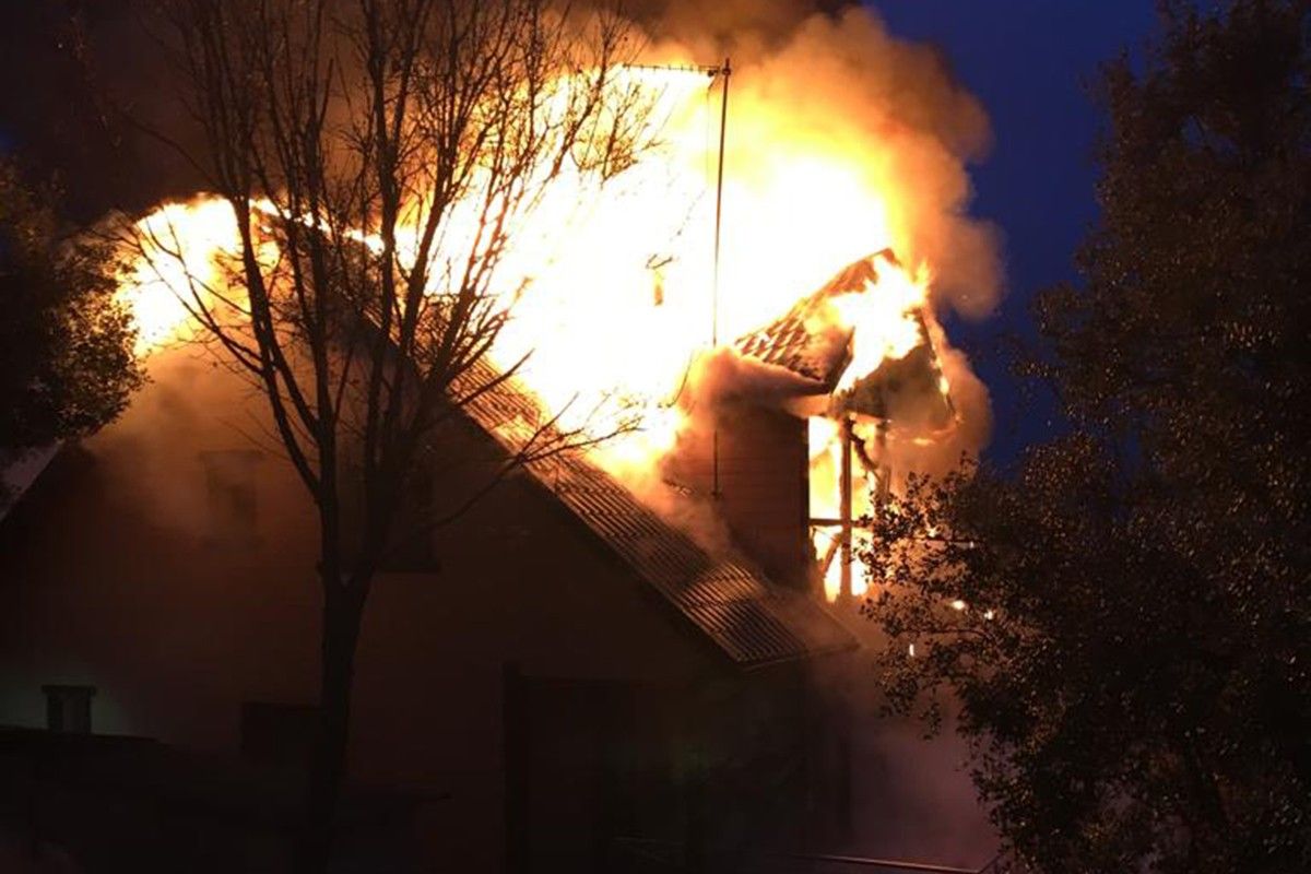 La casa envoltada en flames