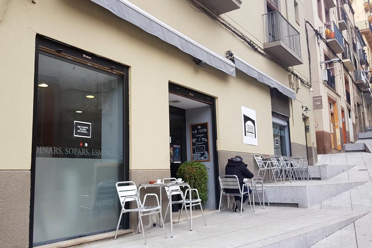 Cafè Torrent, a la Baixada dels Drets, un dels pocs bars oberts de Manresa
