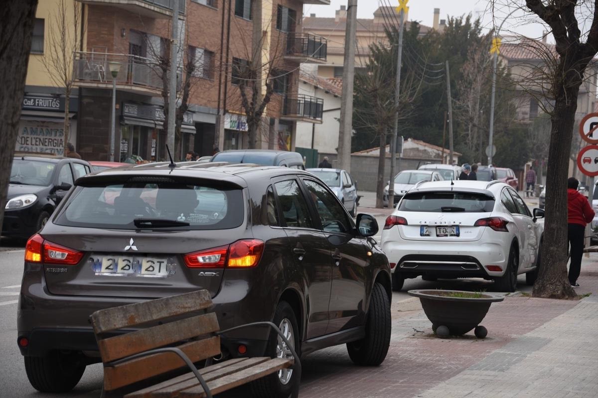 Cotxes mal aparcats per fer la compra a Moià
