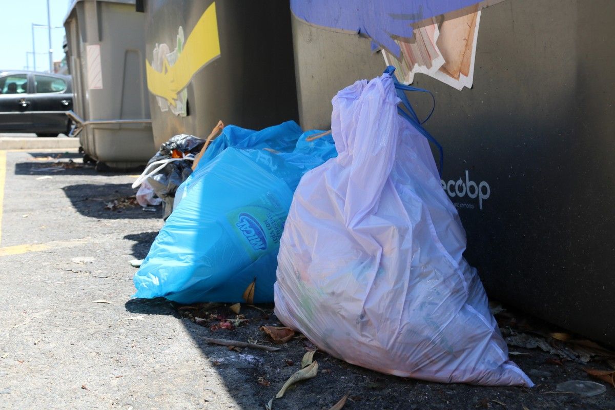 La CGT de Manresa fa una crida a llençar les bosses d'escombraries dintre dels contenidors