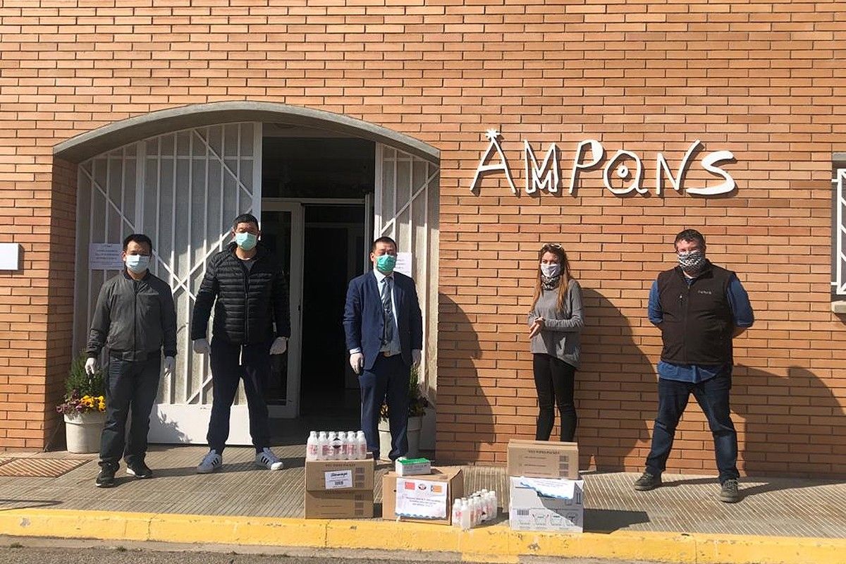 Membres de l'Associació Xinesa de la Catalunya Central a Ampans, amb els productes
