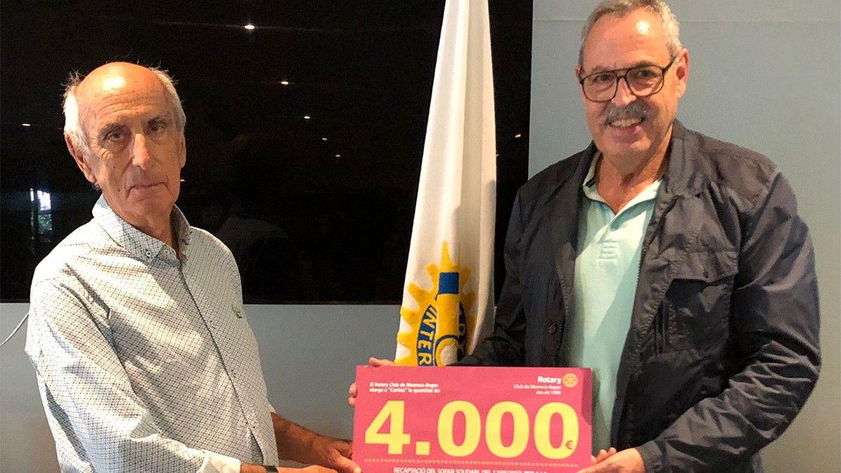 El Rotary lliurant el xec de 4.000 euros a Càritas
