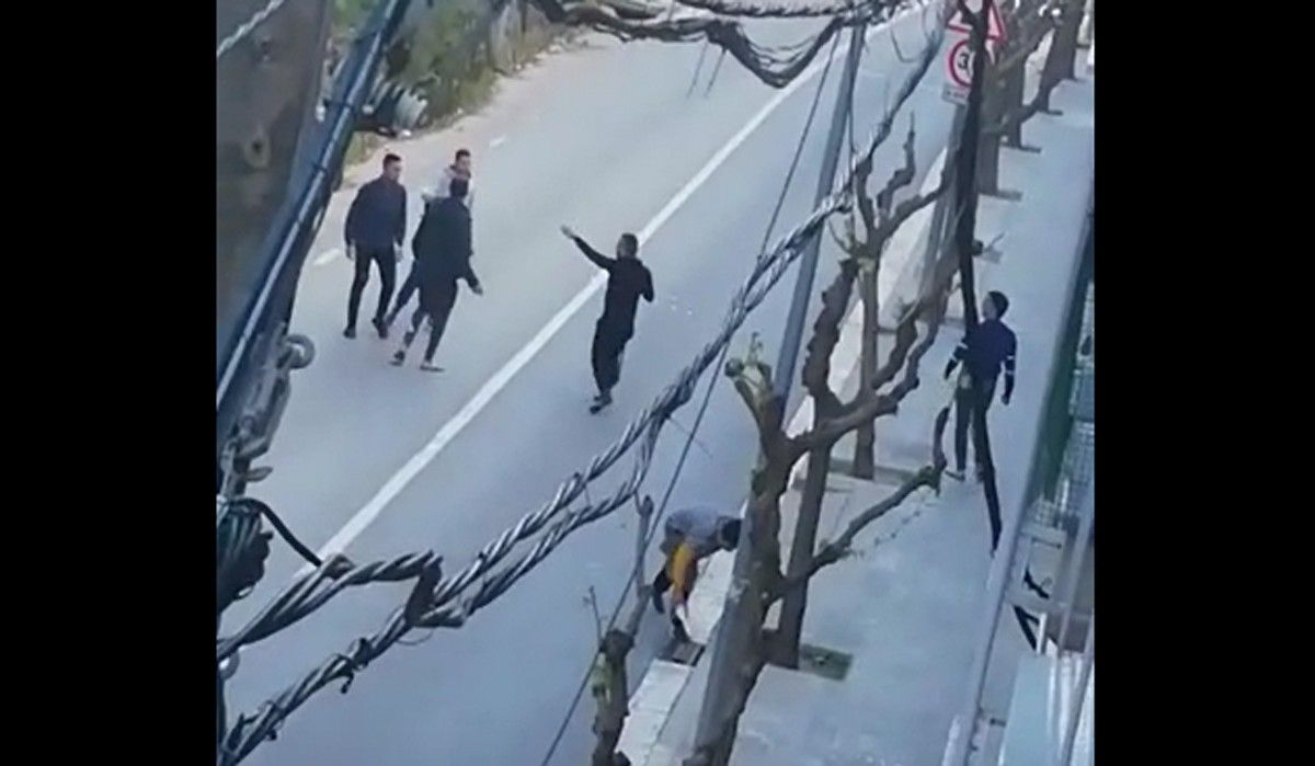 VÍDEO Els sis joves barallant-se al carrer