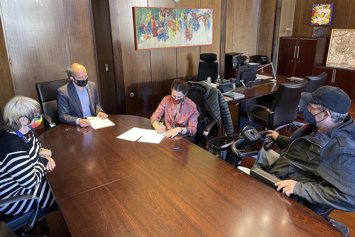Signatura de l'acord entre l'Associació Manresa de Festa i l'empresa Guixés Energia