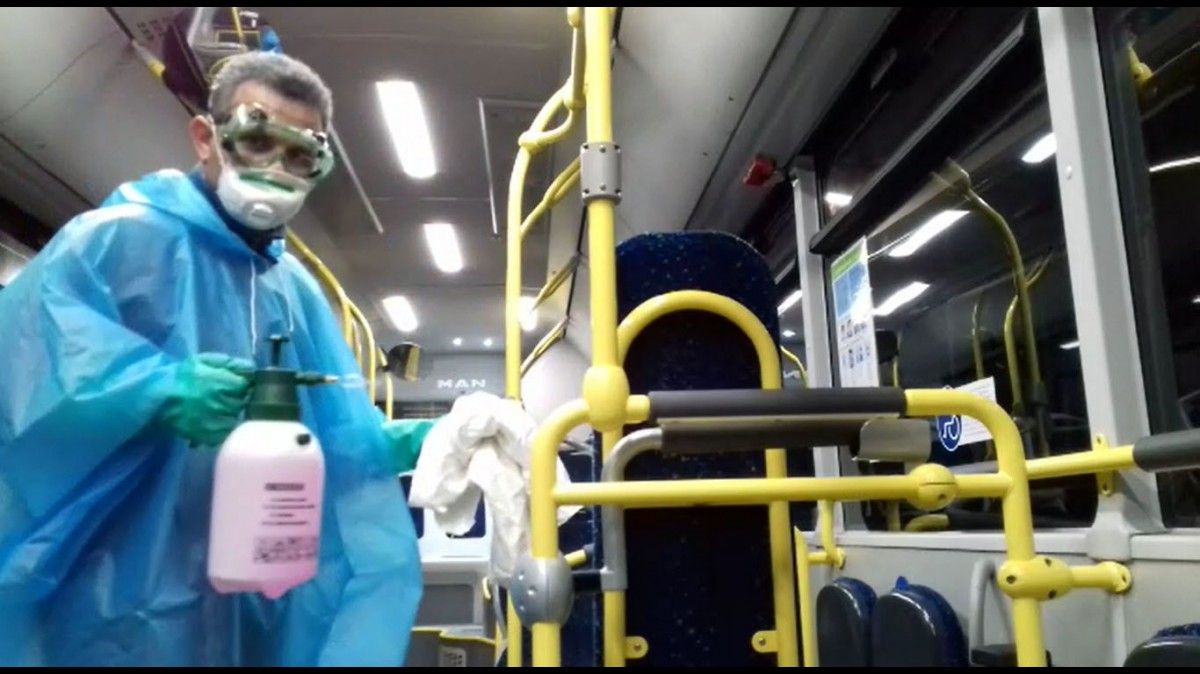 Un operari desinfecta l'interior d'un bus urbà de Manresa