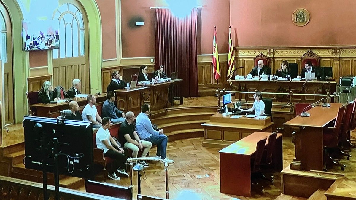 Els sis mossos a la taula dels acusats a l'Audiència Provincial de Barcelona