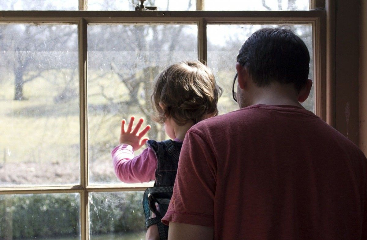Un pare i la seva filla mirant per la finestra
