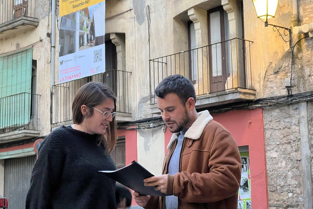Els regidors Clara Ferrés i Guillem Cabra davant de l'edifici de la plaça de la Pau