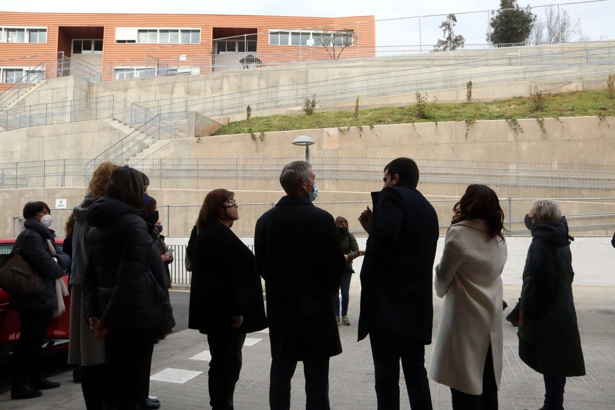 La comitiva institucional davant el nou accés de l'escola Patrocini de Cardona
