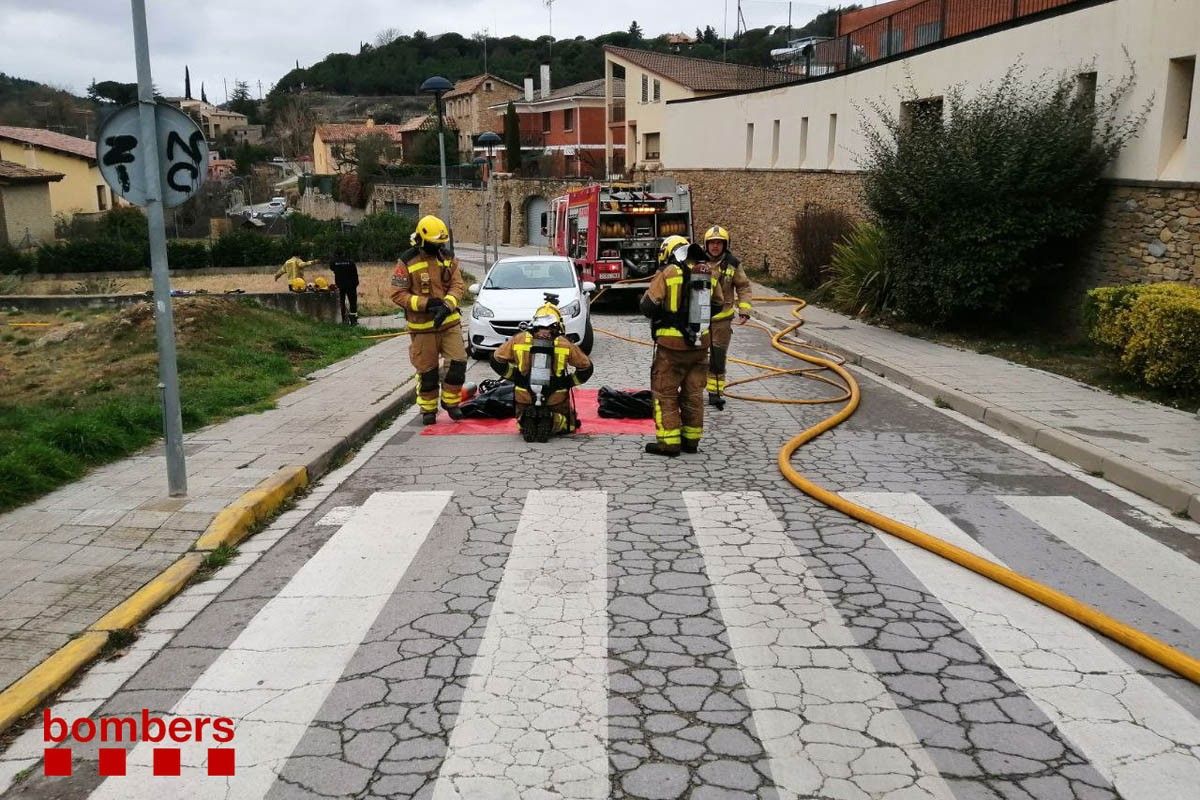 Bombers treballant en el lloc de l'incendi, a Castellterçol
