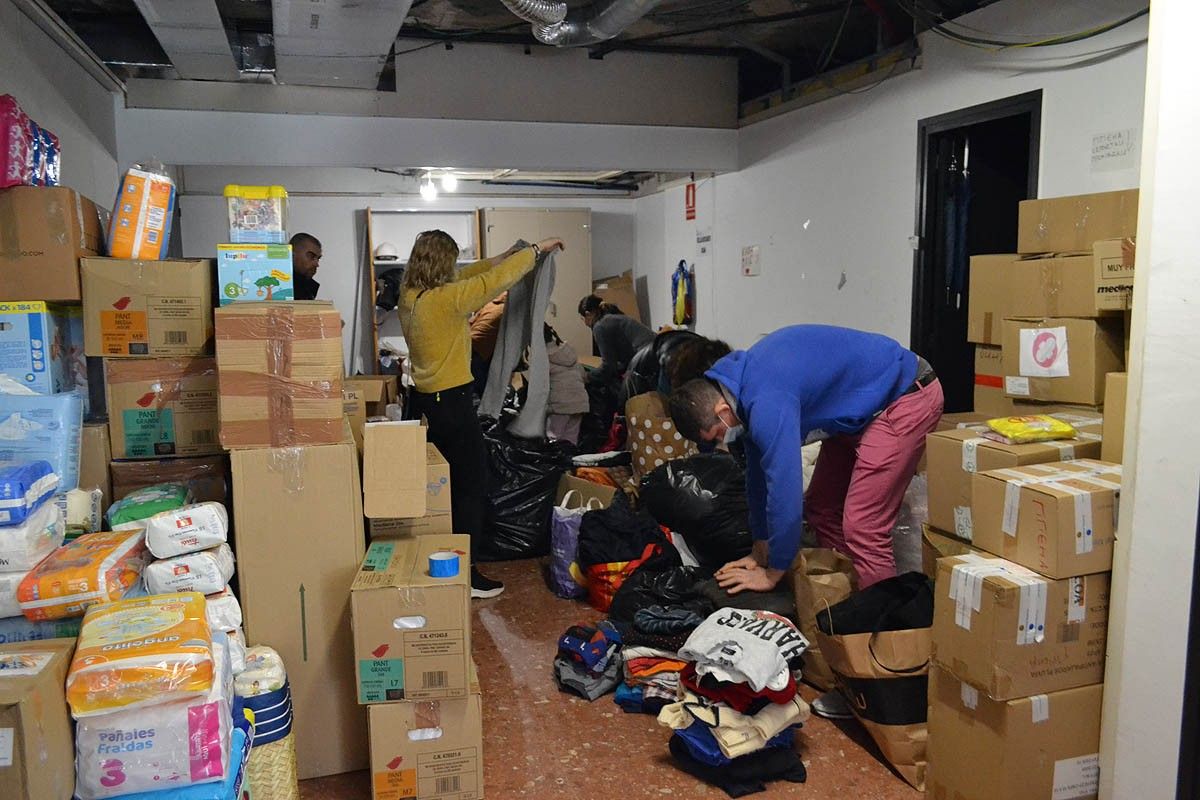 Voluntaris d'Ucraïna al Cor classificant els productes abans del seu enviament cap a la frontera ucraïnesa
