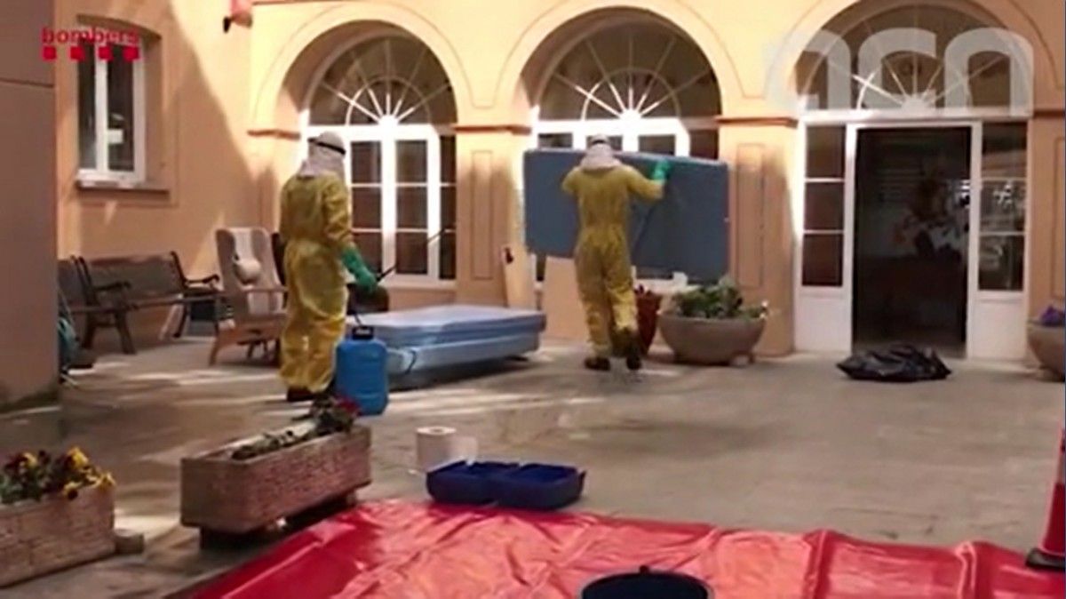 Bombers desinfectant la residència de Cardona