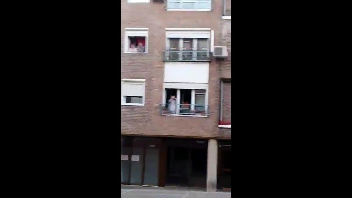 Veïns del Lluís aplaudint des de les finestres i balcons pel seu aniversari