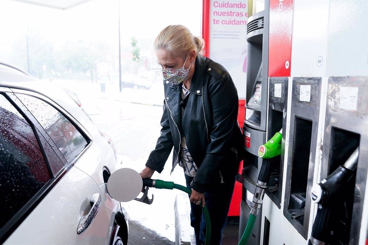 Una dona posa combustible al cotxe