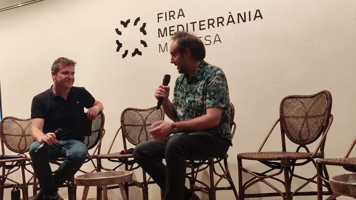 Roger Mas conversant amb Jordi Fosas del seu nou projecte amb la Cobla Sant Jordi