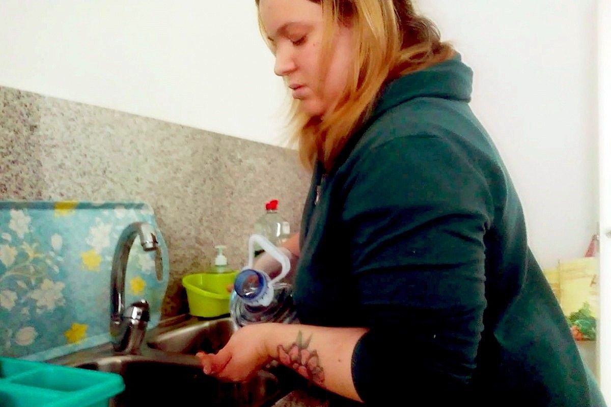 La Lídia Soler, rentant-se les mans amb l'aigua d'una ampolla reomplerta