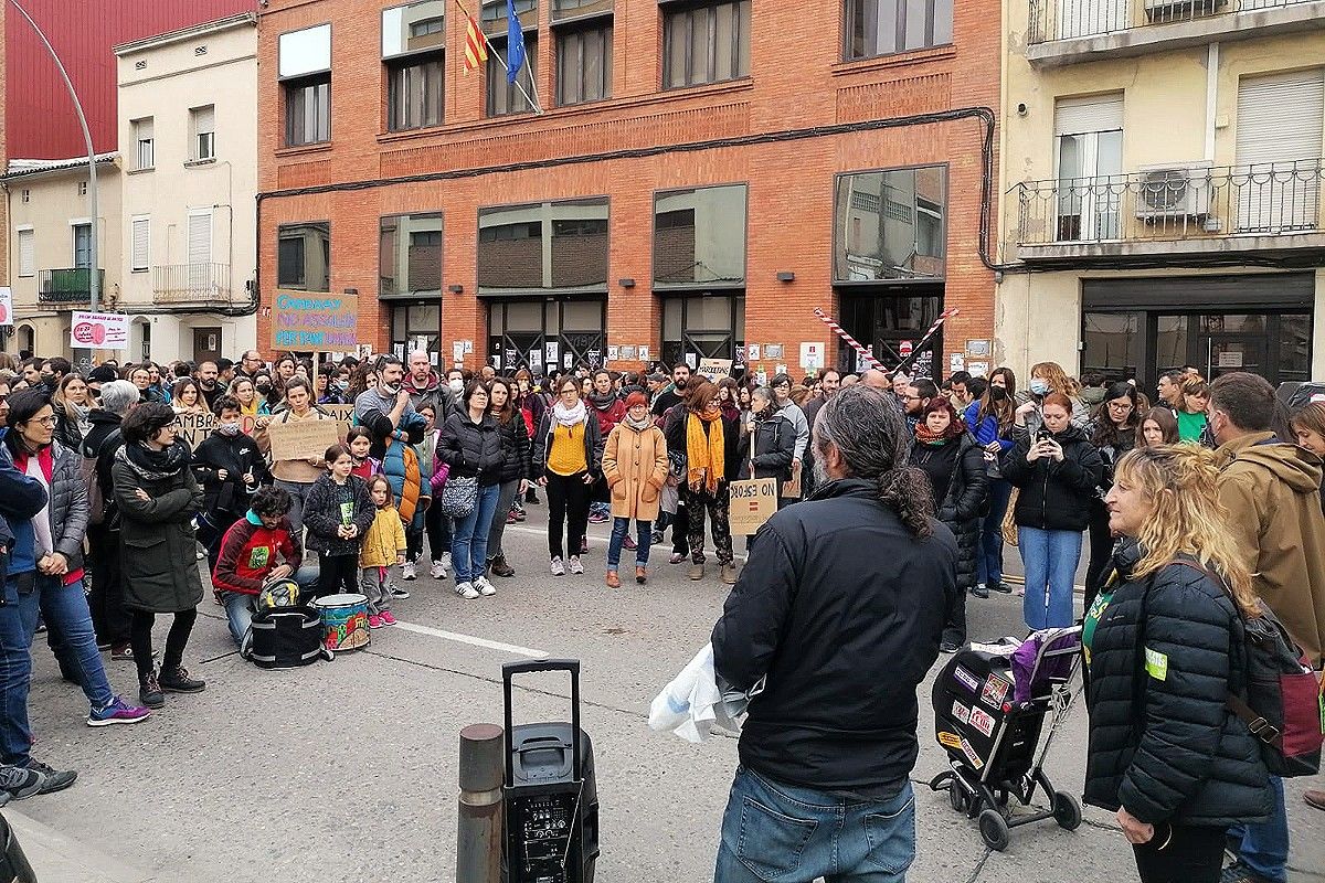 Concentració davant dels serveis territorials d'Educació a la Catalunya Central