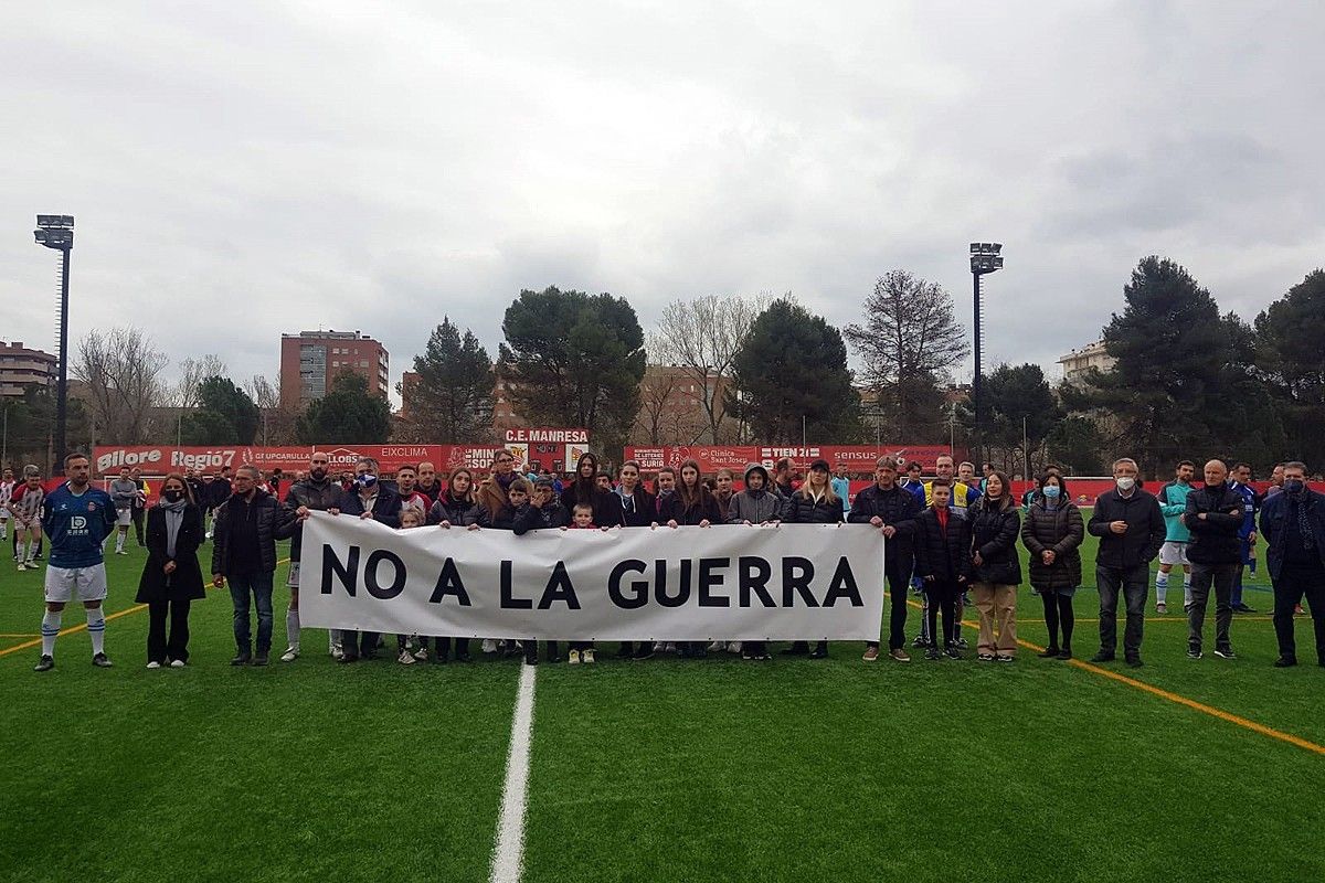 Refugiats i representants dels quatre equips participants en el torneig i de la Federació Catalana amb la pancarta