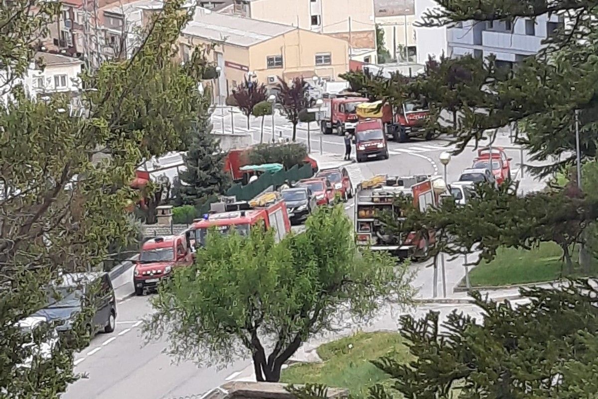 Efectius dels Bombers davant la residència Ibada de Navarcles