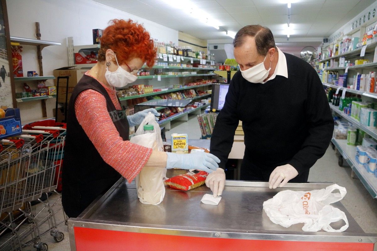 Antònia Creus i el Pere Joan Santamaria preparant una comanda per dur a domicili