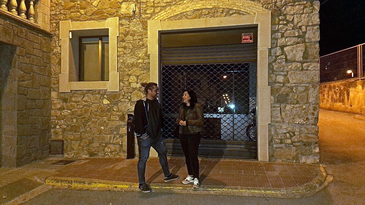 Dos regidors d'ERC a la porta tancada de la sala de plens de l'Ajuntament de Sant Vicenç