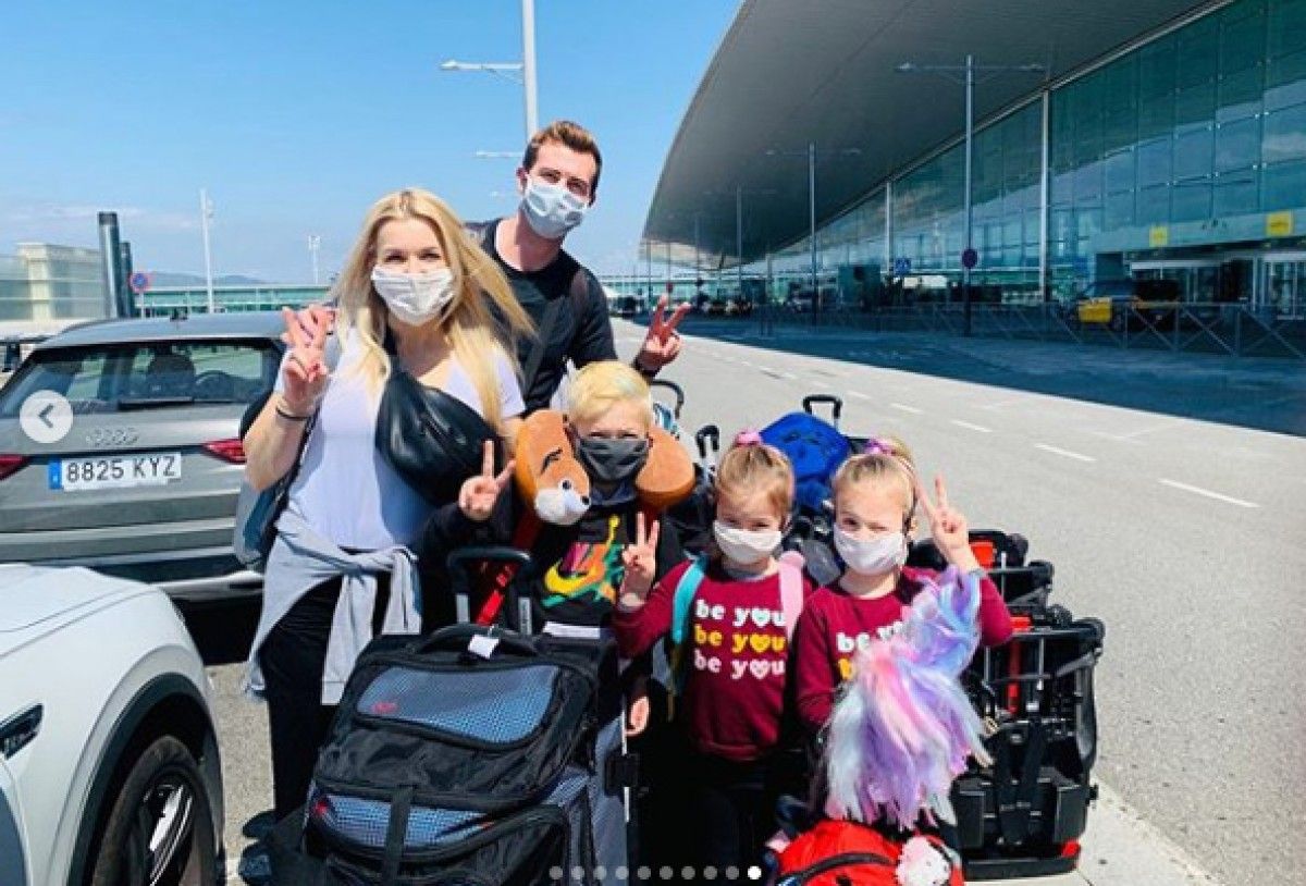 La família Toolson a l'aeroport del Prat, quan van tornar cap a Arizona