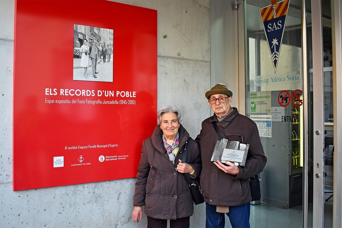 El fotògraf surienc Josep Juncadella i la seva dona Maria Pilar Gómez, amb la placa d'agraïment de l'Ajuntament de Súria