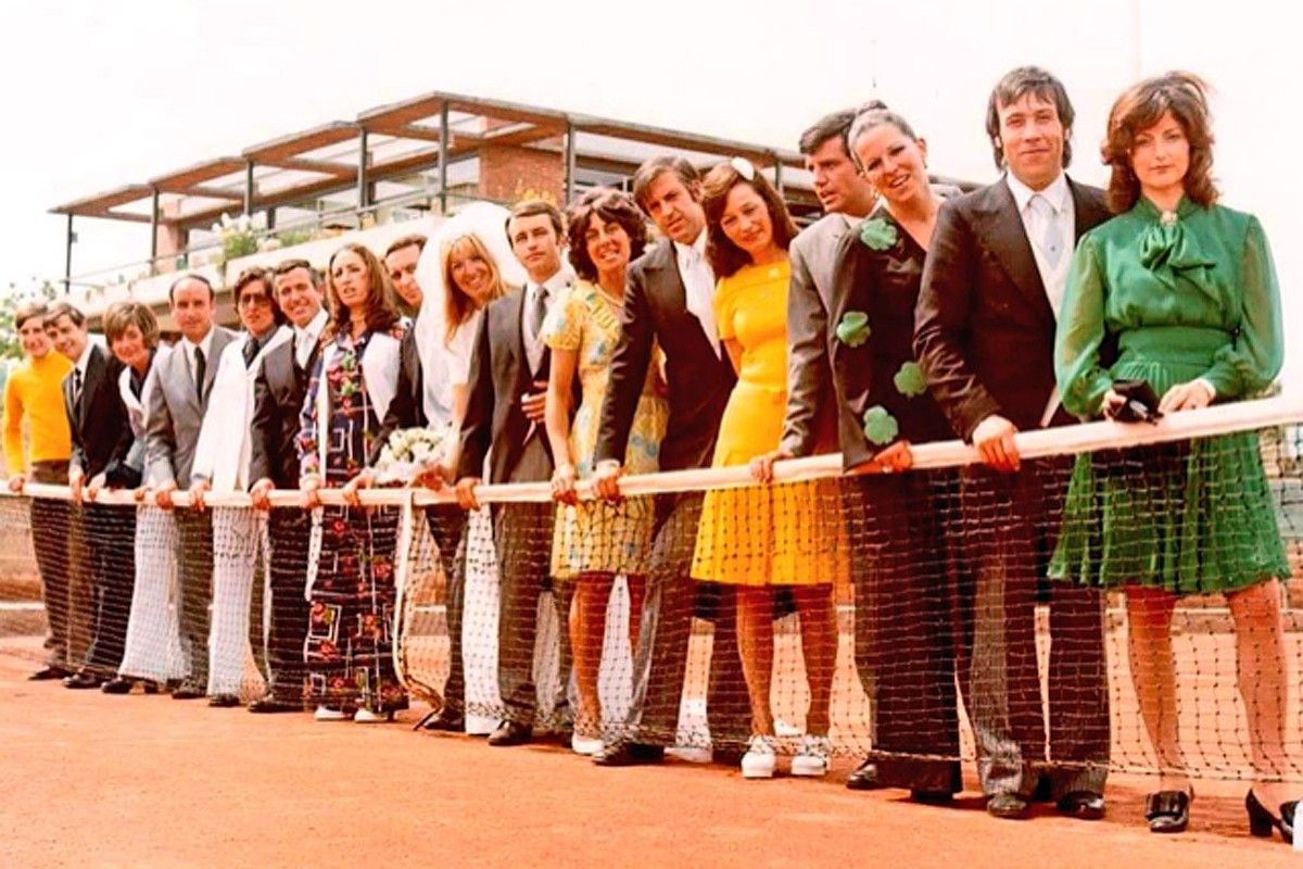 María José Moll, de núvia, el dia del seu casament amb els convidats, al Club Tennis Manresa