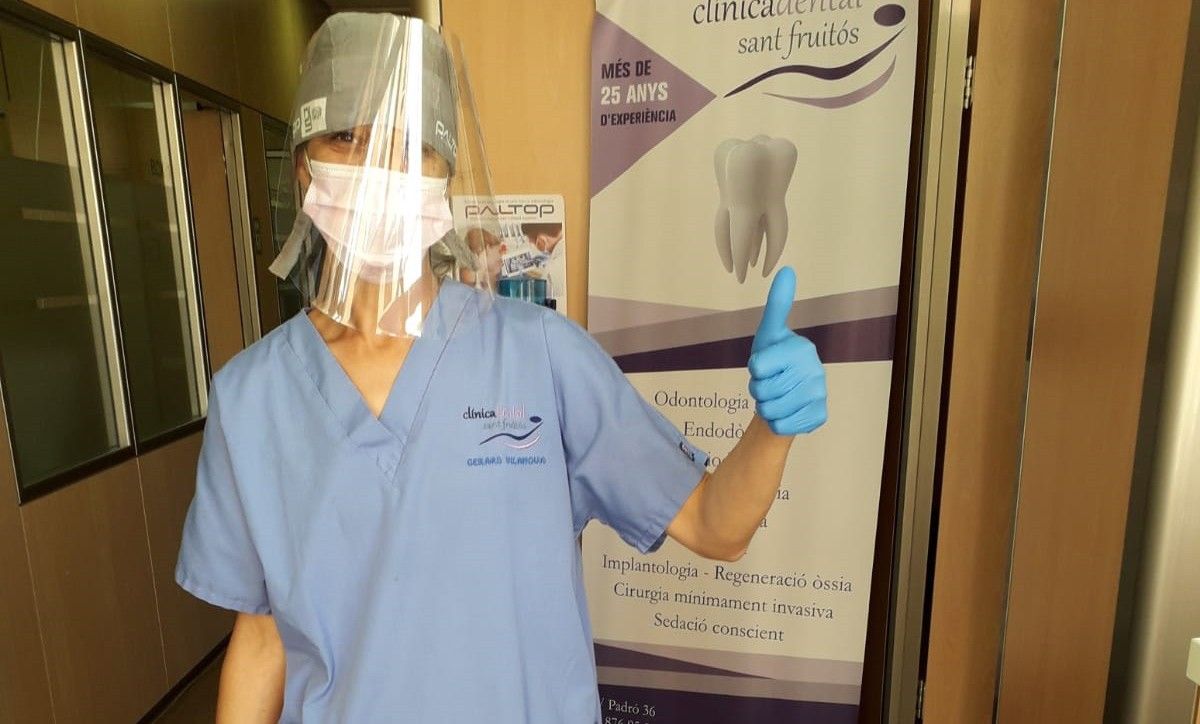 Una treballadora d'una clínica dental de Sant Fruitós amb la pantalla posada
