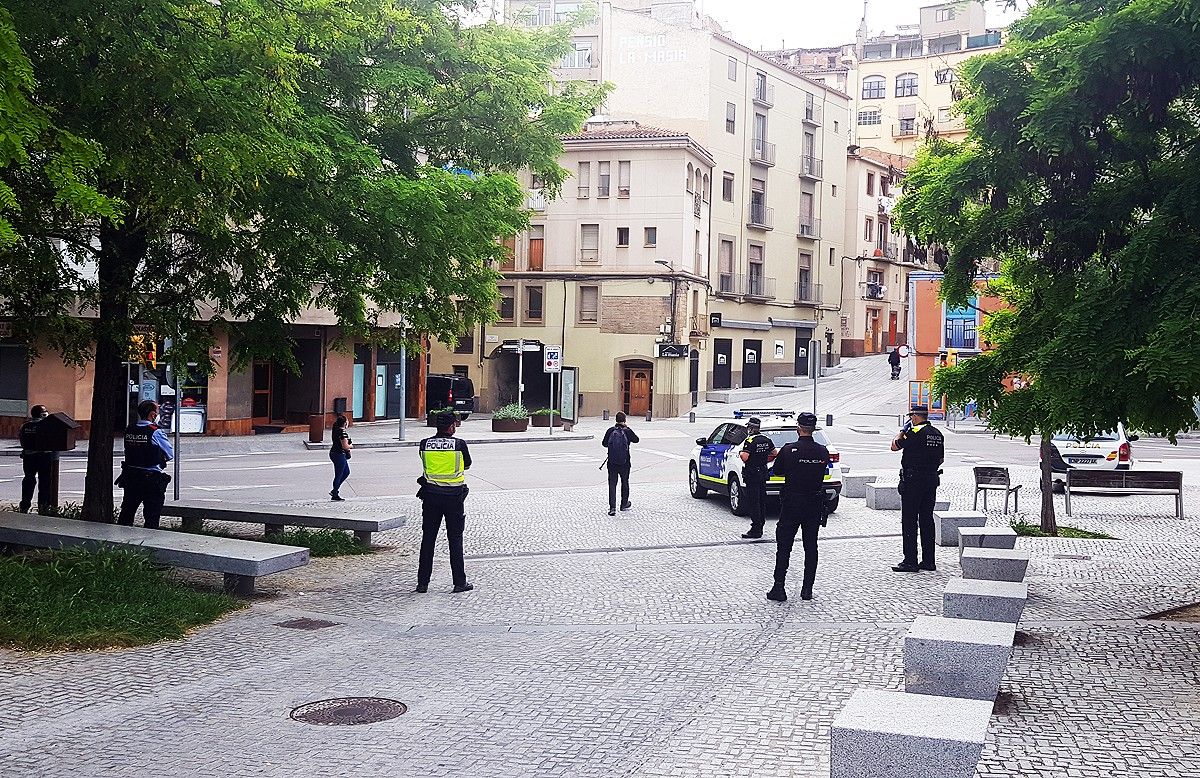 Agents de la Policia Local, Nacional i Mossos a la plaça Sant Ignasi durant la vigilància