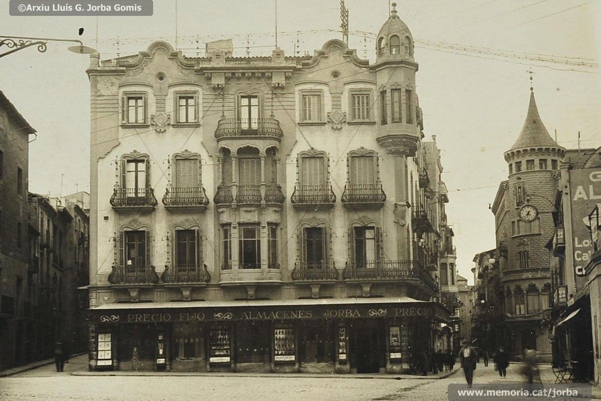 L'edifici de la Casa Jorba, a la plaça de Sant Domènec, l’any 1933