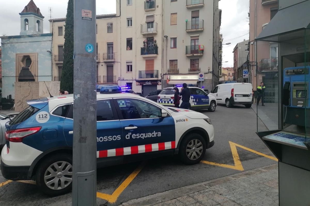 Vehicles policials a l'entrada del carrer Puigterrà de Dalt de Manresa