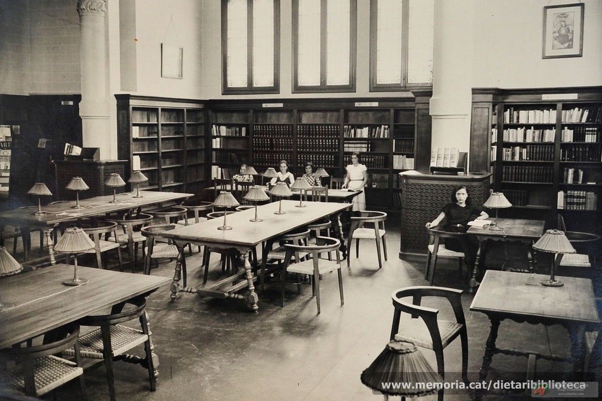 Biblioteca Popular de Manresa els anys 30. Estigué situada a l'actual Institut Lluís de Peguera fins a l'any 1999, que es traslladà al Casino