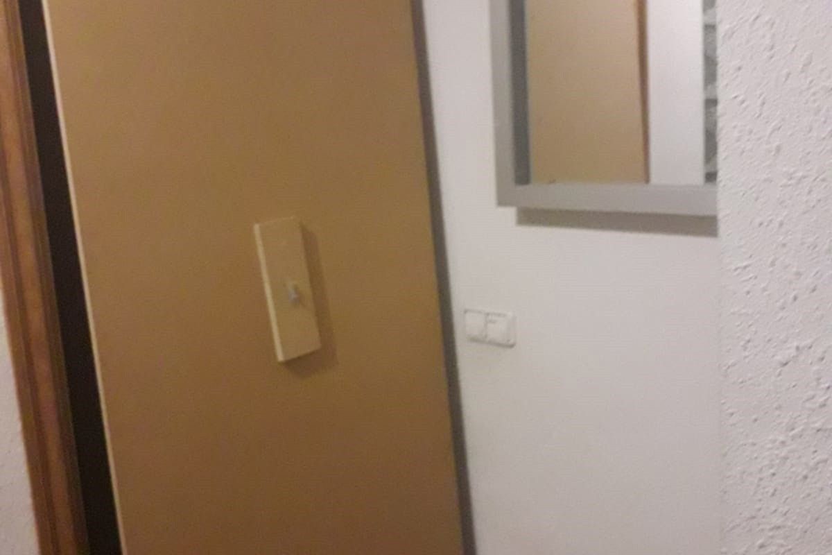Doble porta que va instal·lar el propietari a l'accés del pis