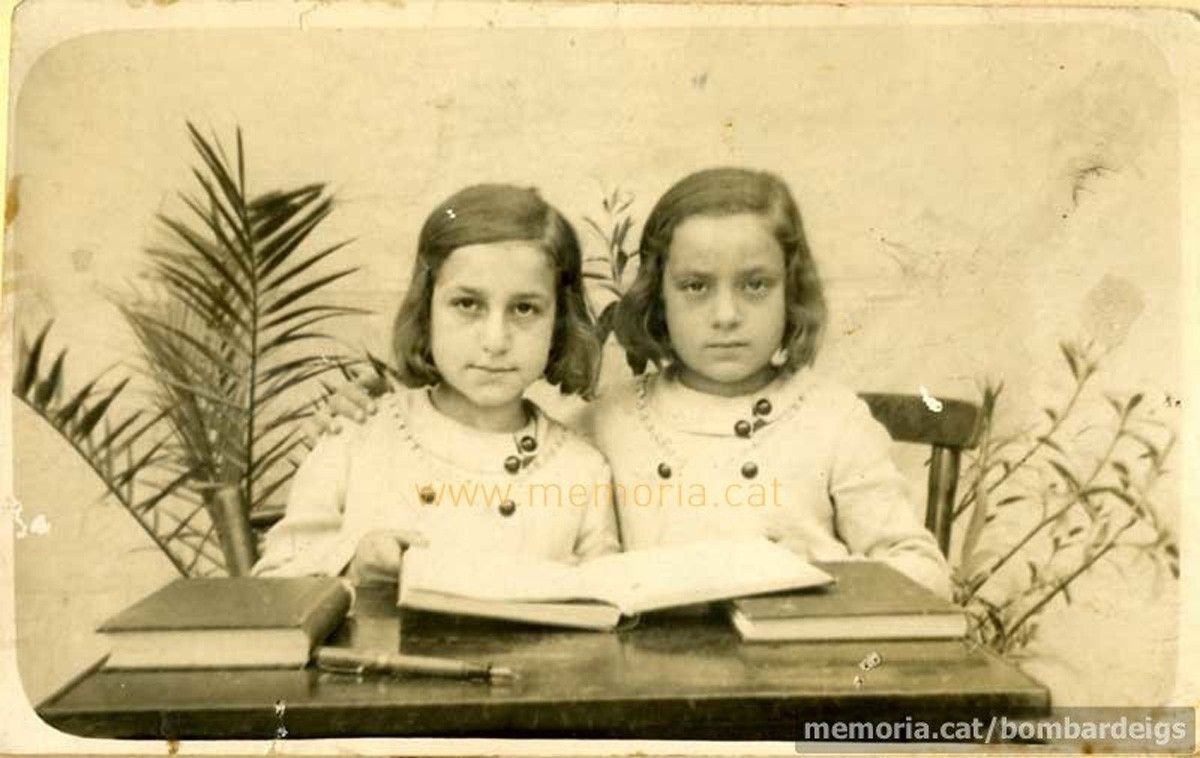 Les germanes Maria i Marina Gibert i Rubinat, víctimes dels bombardeigs franquistes a l'edat de 12 i 11 anys, a la Pujada Roja