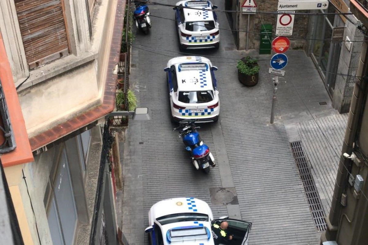 Tres vehicles de la Policia Local de Manresa durant l'incident