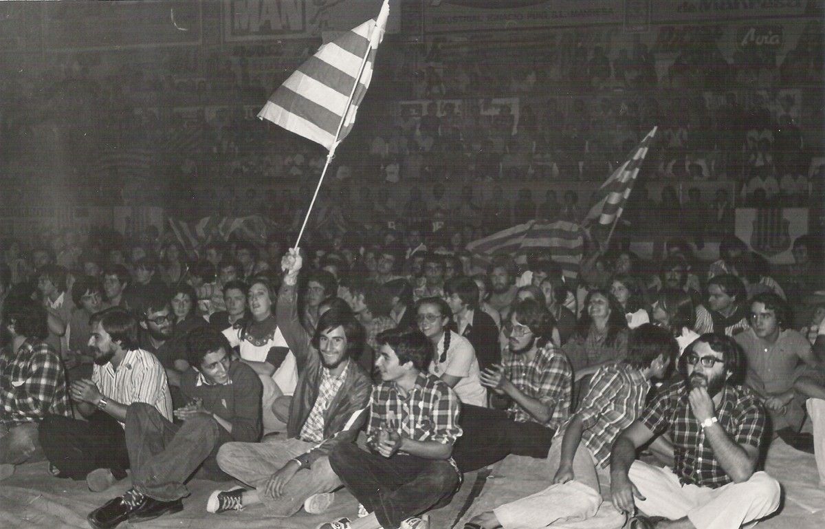 Una part del públic assegut a la pista del pavelló del Congost durant el míting de la Diada Nacional (10/9/1976)