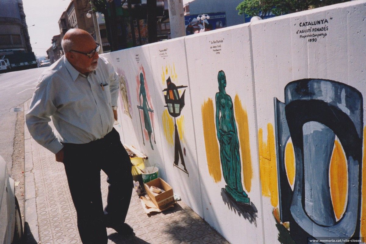 Josep Vila Closes, en un dels seus murals on reproduïa obres de diferents escultors manresans (1998)